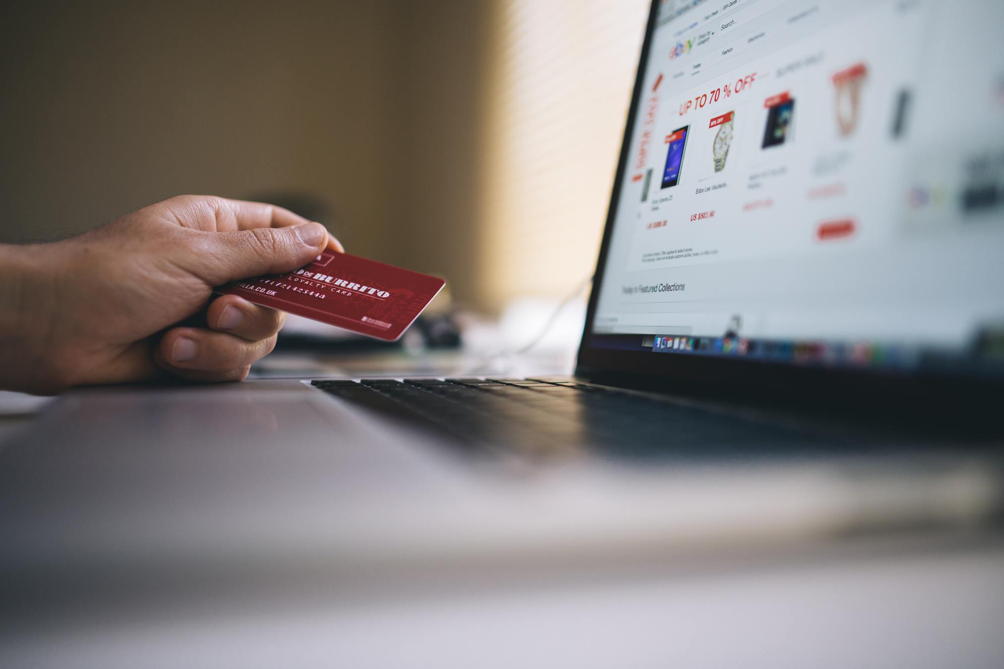 e-commerce sur ordinateur et moyen de payement par carte bancaire