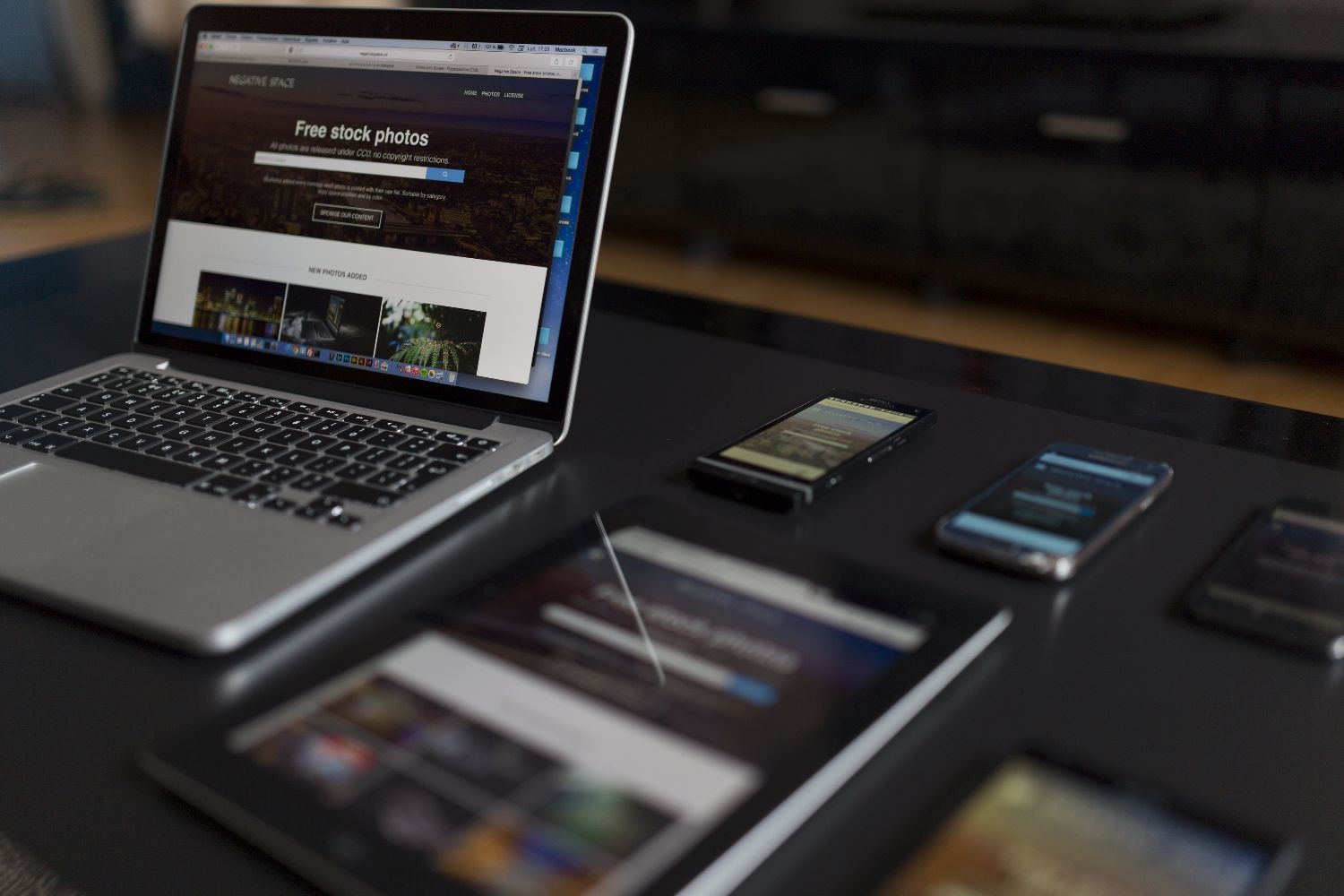 site vitrine sur ordinateur, tablette et mobile